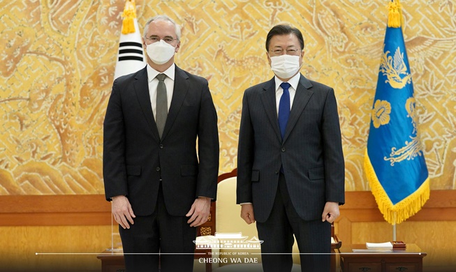 문 대통령, CEPI 대표 접견···"한국 기술로 백신 개발, 생산이 국가적인 목표"