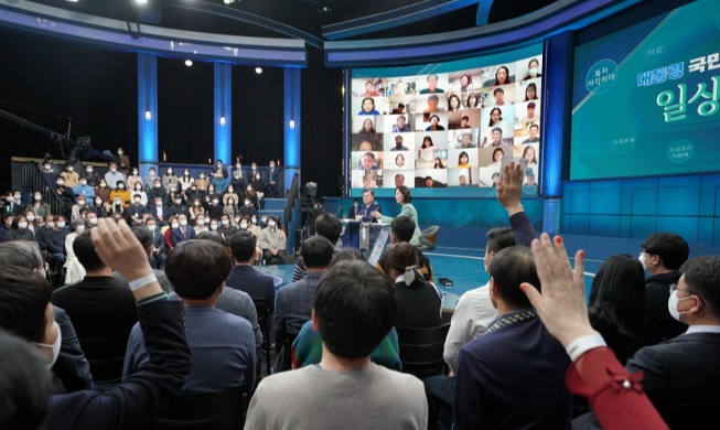 문 대통령 "임기 중 가장 큰 성과는 한국 위상 높아진 것"···'국민과의 대화' 출연