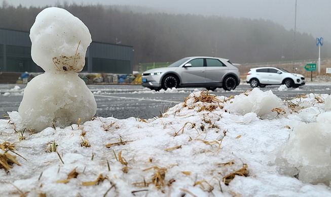 [사진으로 보는 한국] '대설(大雪)'에 만들어진 눈사람