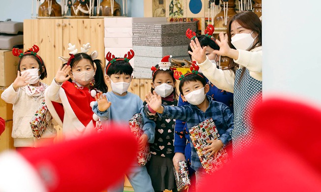 [사진으로 보는 한국] "산타할아버지 고마워요!"