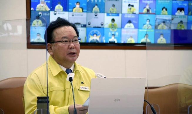 현행 거리두기 2주 연장···백화점∙대형마트 방역패스 추가