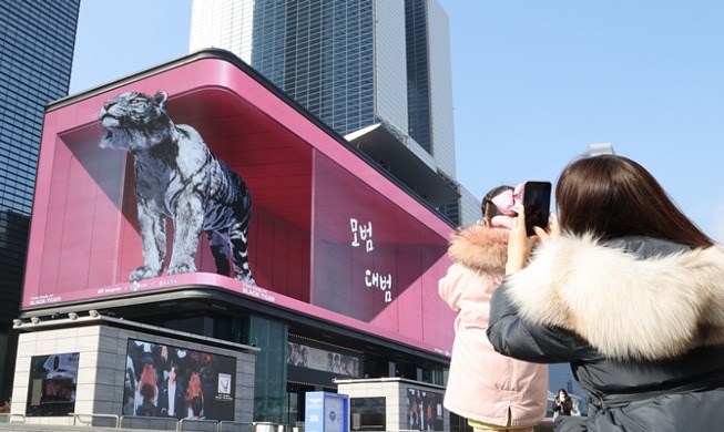 최저임금 5% 인상·광화문광장 새단장···외국인을 위한 올해 달라지는 것들