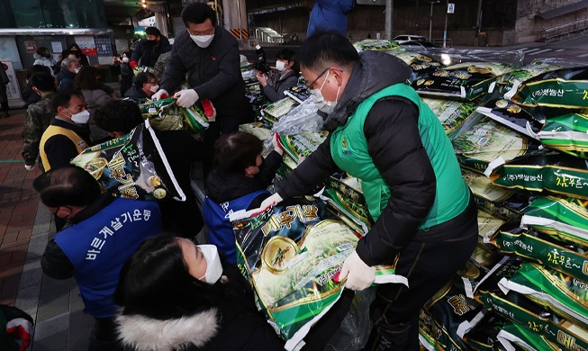 [사진으로 보는 한국] 얼굴 없는 천사가 12년째 보내온 쌀 6t