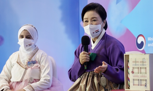 김정숙 여사, 코리아넷 명예기자단에 “한류 열풍 주역”