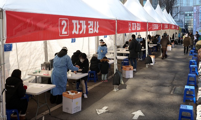 [사진으로 보는 한국] 신속항원검사 첫날 검진하는 시민들