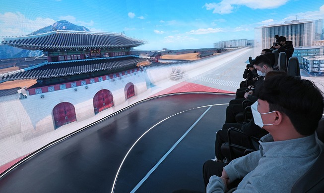 [사진으로 보는 한국] 광화문 시공간을 탐험하는 '광화전차'