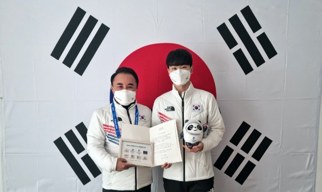 [사진으로 보는 한국] 문재인 대통령 축전 전달받는 김민석