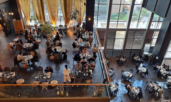 거리두기 밤 10시까지 연장···미국 주간지 "회복력 뛰어난 한국, 사망자 현저히 낮은 수준"