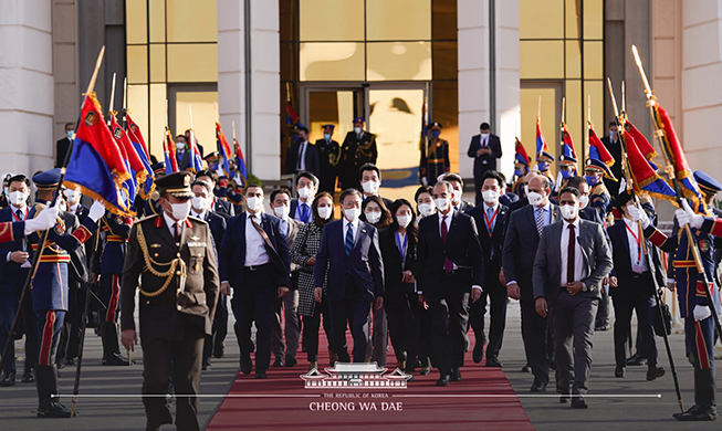 문 대통령, 5년간 정상 외교 141회···"방산 등 미래먹거리 창출"