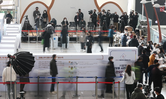 [사진으로 보는 한국] 대선 사전투표 시작