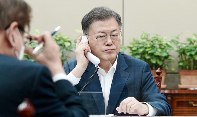 문 대통령, 젤렌스키 대통령과 통화···"우크라이나 영토 보존 지지"