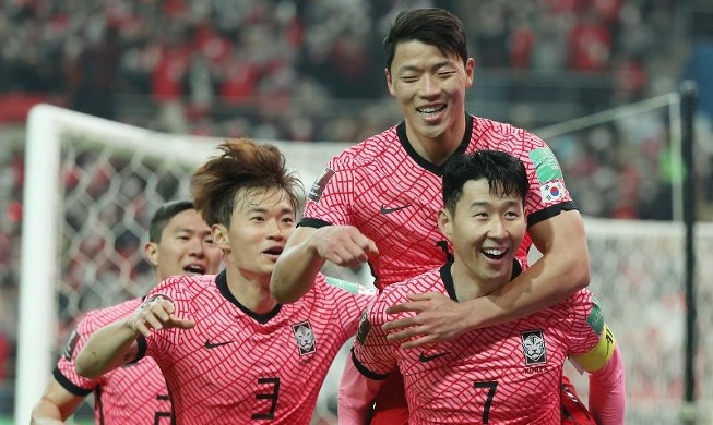한국, 6만 관중 앞에서 이란에 11년 만에 승리···월드컵 예선 조 1위로 ‘점프’