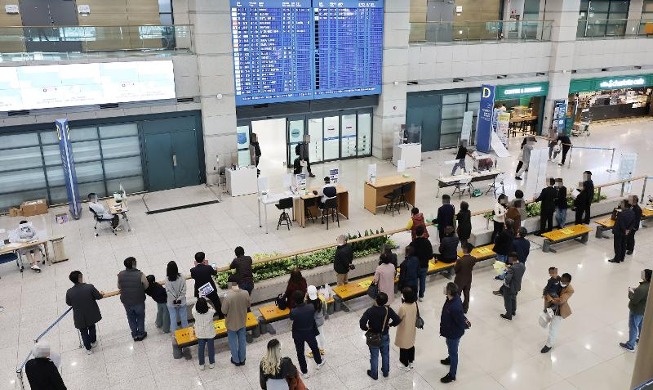 CNN, "한국 높은 백신 접종률로 낮은 사망률 기록"