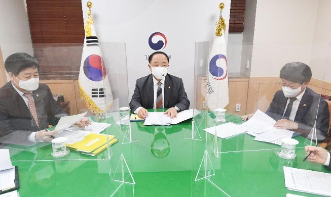 홍남기 부총리 “문재인 정부 일자리 127만개  생겨”···3월 취업자 83만1000명↑