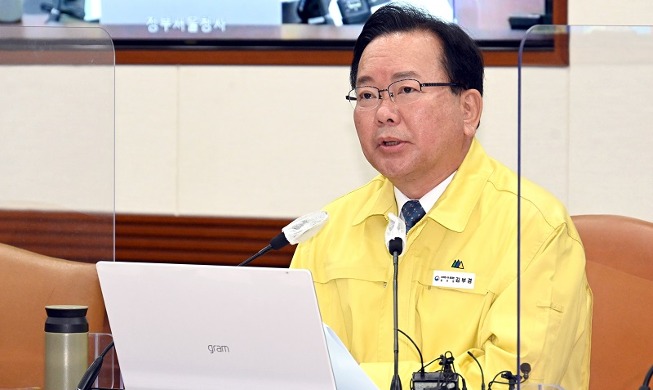 다음 달 2일부터 실외서 마스크 벗는다