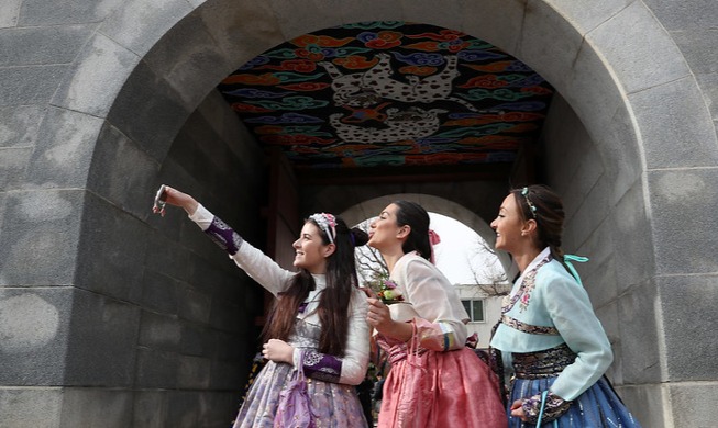 외국인 관광객 단기방문·전자비자 다음 달 1일부터 발급 재개