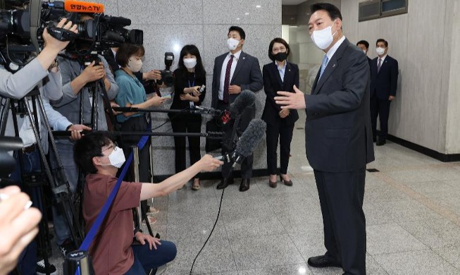 용산시대·도어스테핑···대통령실이 꼽은 윤 대통령 취임 한 달 10가지 변화