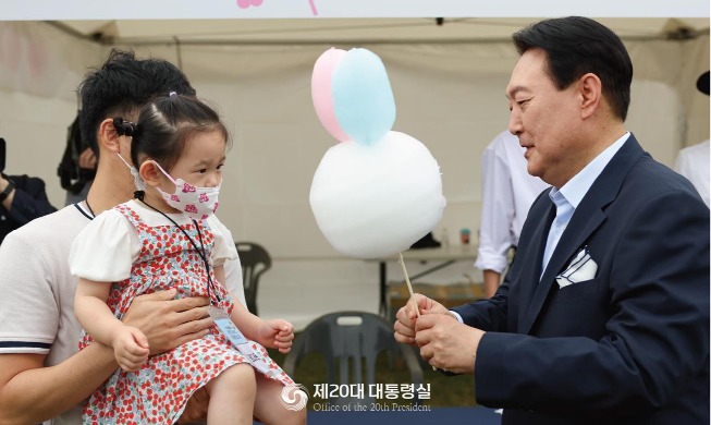 윤 대통령, 용산 주민 400여명 초청 ‘집들이’