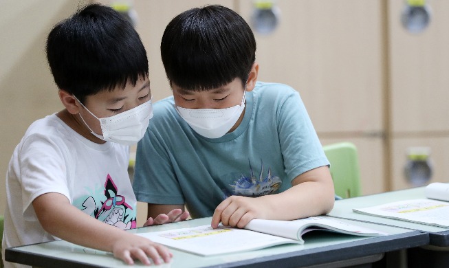 [사진으로 보는 한국] 칸막이 사라지고 짝꿍 생긴 교실