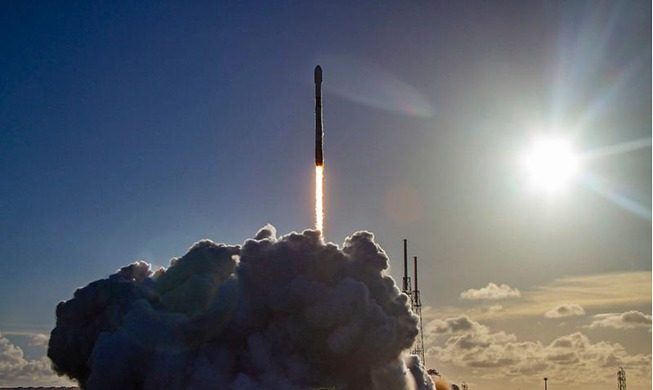 한국 첫 달탐사선 ‘다누리’ 우주로···"목표 궤도 진입 성공"