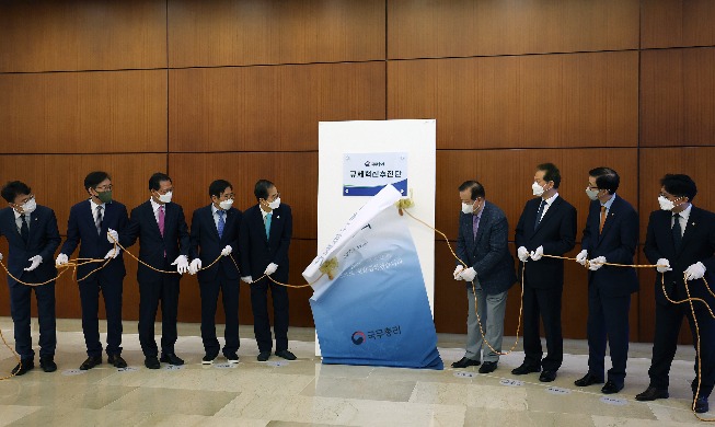 [사진으로 보는 한국] 규제혁신추진단 현판식