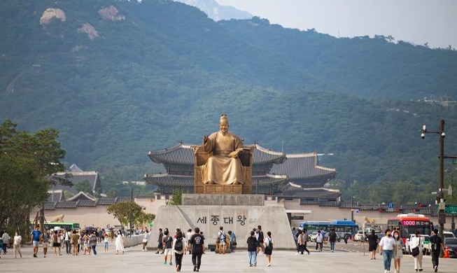 외국인 98.2%, 새단장한 광화문광장에 '만족'