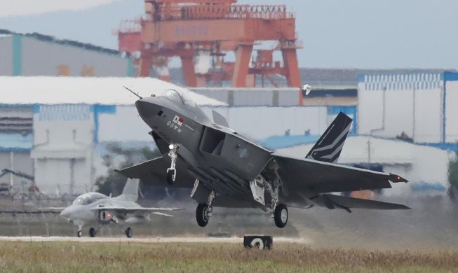 국산 전투기 KF-21 첫 공개 비행시험도 완벽 성공