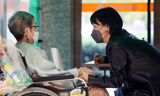 [사진으로 보는 한국] '꽉 잡은 손'···대면 면회 재개