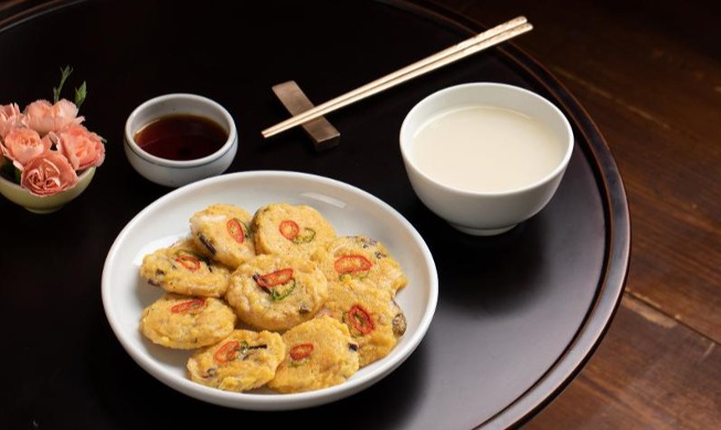 [우리 술과 어울리는 우리 음식] 막걸리와 녹두전, 복분자주와 묵무침