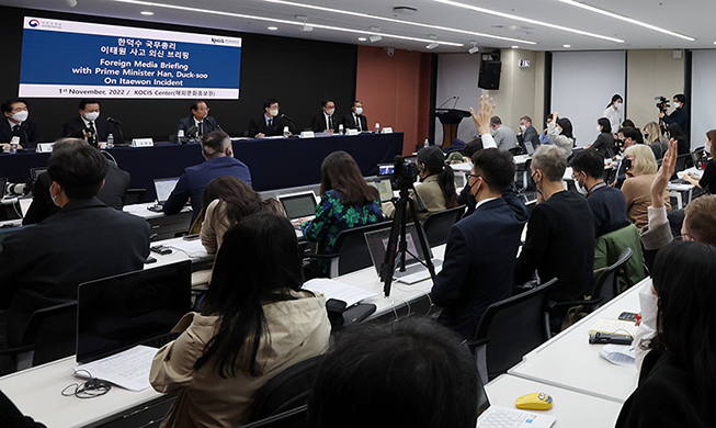 [사진으로 보는 한국]  한덕수 국무총리 이태원 사고 외신 브리핑