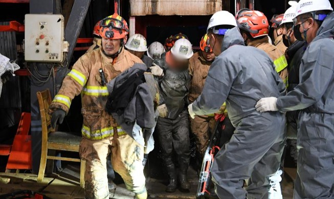 윤 대통령, 생환 광부들에게 선물 전달···“슬픔에 빠진 대한민국에 새로운 희망”