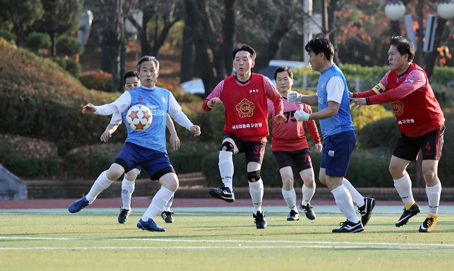 [사진으로 보는 한국] 22년 만에 열린 여야 의원 축구대회