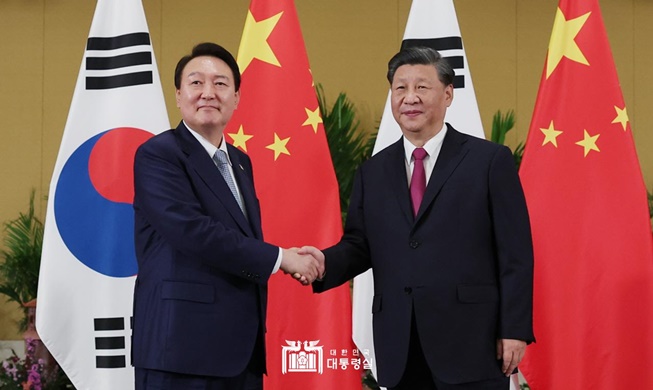 한중 정상, 발리에서 25분간 양자회담···윤 대통령 귀국