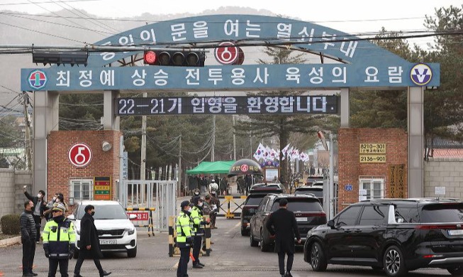 BTS 진, 오늘 입대···외신, 한국 복무 제도 조명