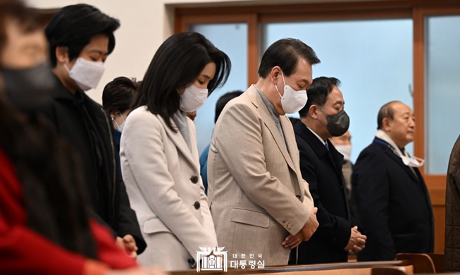 윤 대통령 부부, 성탄 미사·예배 잇달아 참석