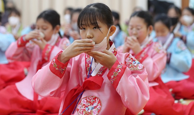 [사진으로 보는 한국] 다도 배우는 초등학생들