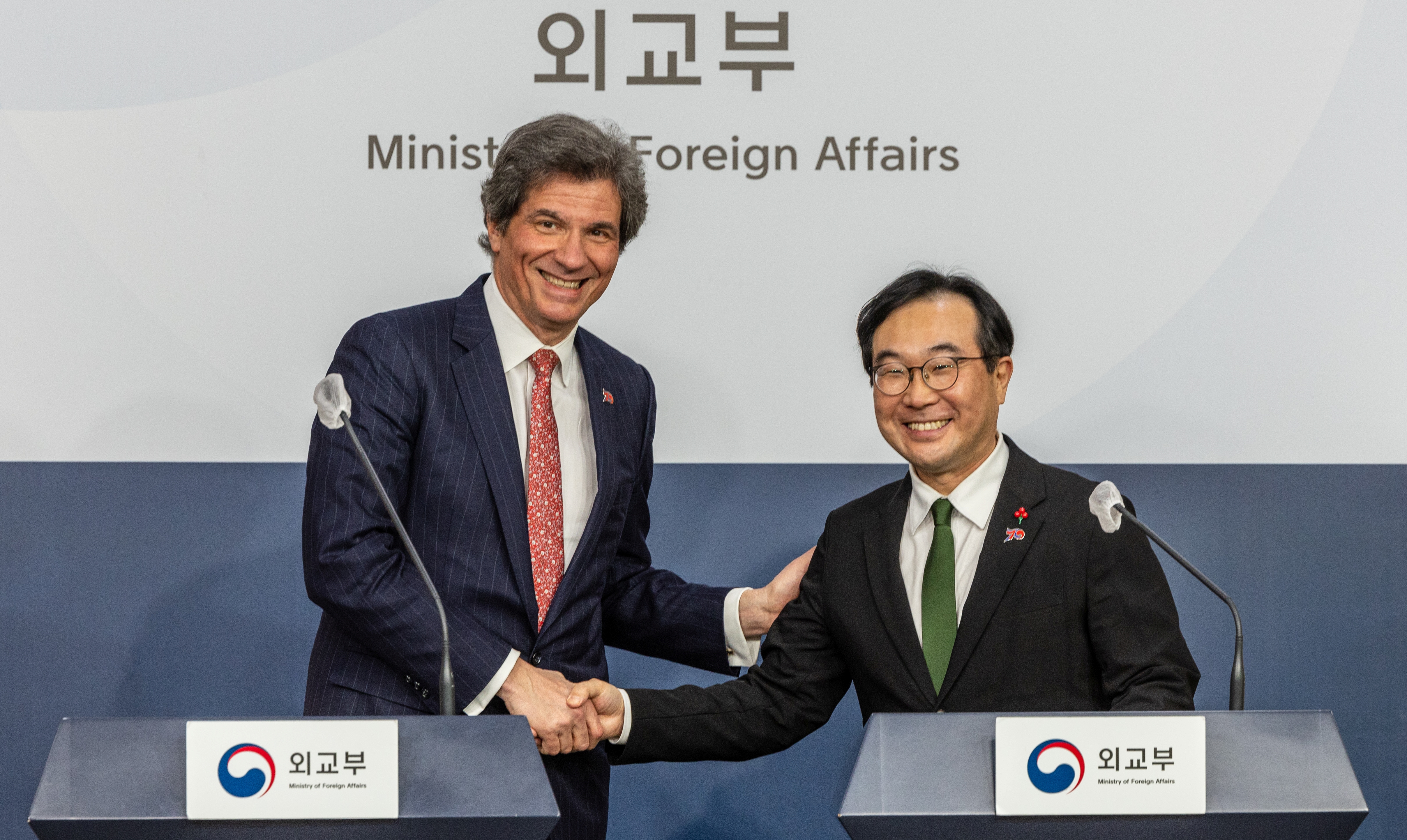 [사진으로 보는 한국] 악수하는 한·미 외교차관