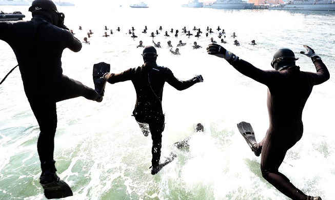 [사진으로 보는 한국] 해군 심해잠수사 혹한기 훈련