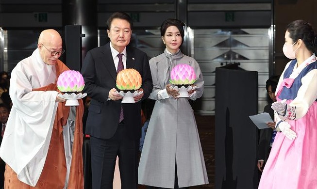 [사진으로 보는 한국] 윤 대통령 부부, 불교도 신년대법회 참석