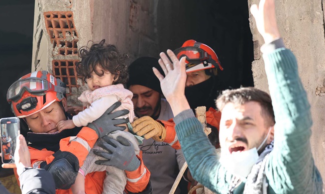 한국 긴급구호대 활동 첫날 생존자 5명 구조···윤 대통령 “구조대 또 보내겠다”