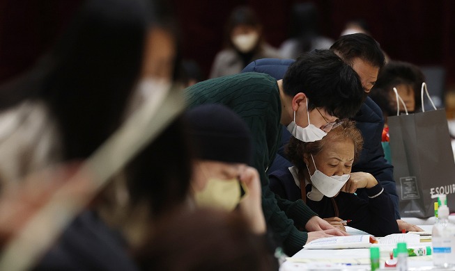 [사진으로 보는 한국] 검정고시 접수하는 응시생