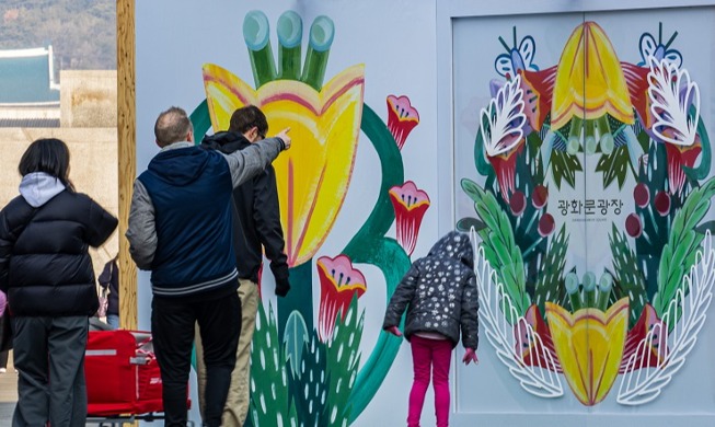 [사진으로 보는 한국] 광화문에서 느끼는 ‘봄날의 설렘'
