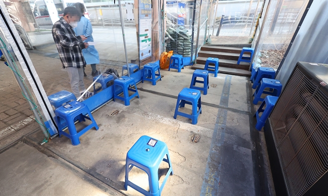 중대본 “코로나19 확진자 10주 연속 감소···35주 만에 1만 명 아래로”