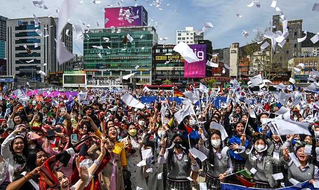 [사진으로 보는 한국] 엑스포 실사단 방문···부산역에 모인 환영 인파 5000명