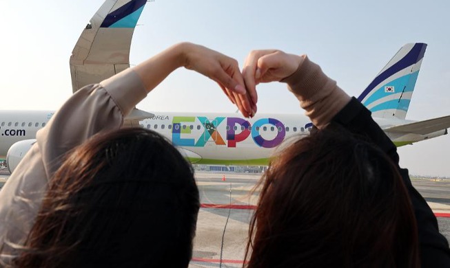 [사진으로 보는 한국] "다시 만나요" 특별기 타고 부산 떠나는 엑스포 실사단