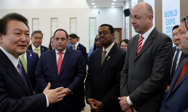 윤 대통령, BIE 실사단 환송 만찬 깜짝 방문