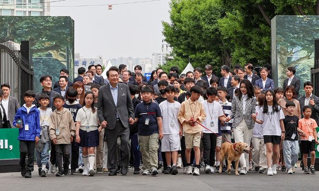 [사진으로 보는 한국] 어린이과 손잡고 '용산어린이정원' 입장하는 윤 대통령 부부