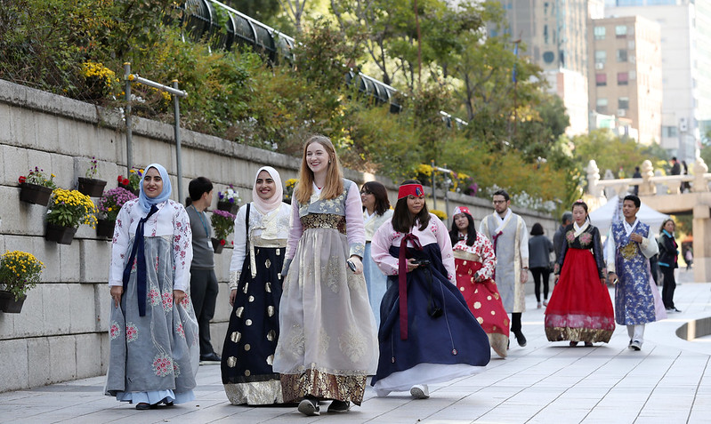 법무부, 외국인을 위한 '맞춤형 체류 길잡이' 영문판 전자책 배포