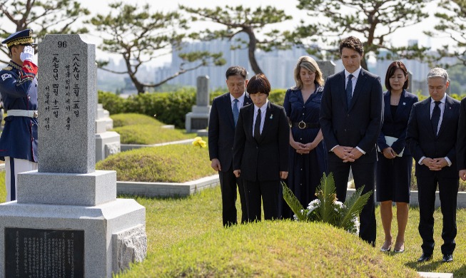[사진으로 보는 한국] 스코필드 박사 묘역 찾은 트뤼도 총리