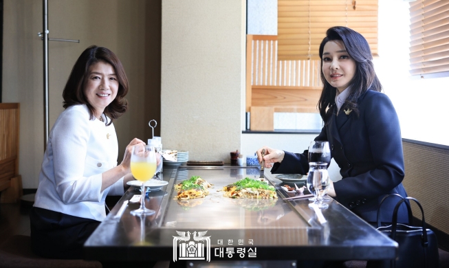 김건희 여사, 히로시마서 기시다 여사와 친교 오찬